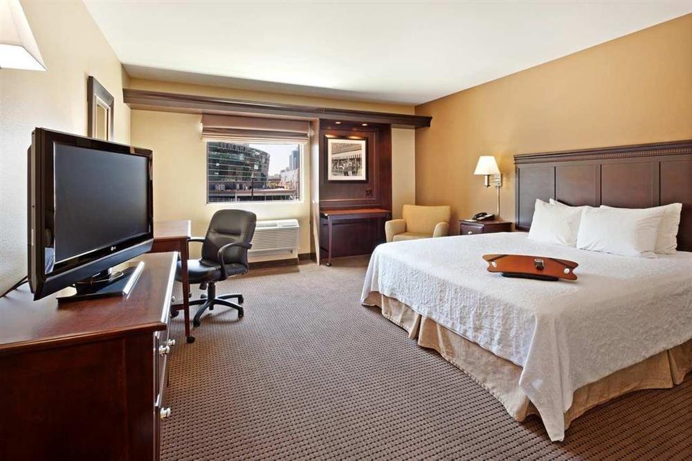 Hampton Inn & Suites Omaha-Downtown Room photo